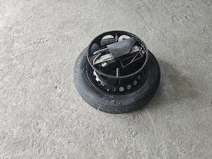 Vând roată de rezervă originală Mercedes-Benz W204, cu cric și suport - imagine 3