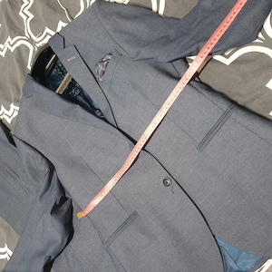 Costume de vânzare.Purtate doar o singură dată.Tivu se poate desface și va fii mai lung.