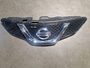 Grila cu emblema Nissan Qashqai J11 