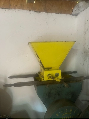 vand moara trifazata si storcator struguri