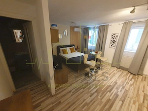 Casa + 5 apartamente + spatiu de inchiriat + parcari. Pretabil locuit + afacere - imagine 4