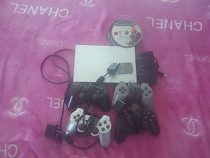 vând acest PS2 cu 30 de jocuri 4 controllere are și memory card Dacă vă interesează puteți lua