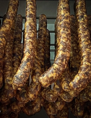 Cârnați de casă   slănină   jumări 