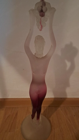 De vanzare statueta ,,Femeie cu struguri"