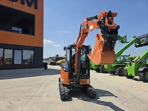 Miniexcavator 2,7tone, HItachi ZX26U-6, 2025, EX DEMO, 995h, Cupla rapida hidr+3 cupe noi, 1,5m lat - imagine 6