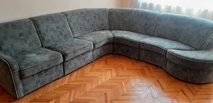 cest colțar modular verde din catifea are un model geometric subtil și este așezat pe o podea de par