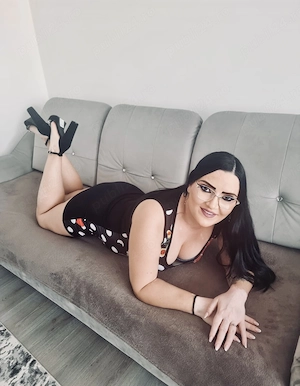 Bruneta sexy și reala