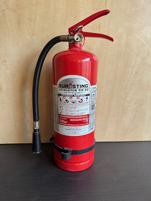 Stingător Eurosting P3 cu pulbere ABC 3 kg, cu manometru, presurizat permanent