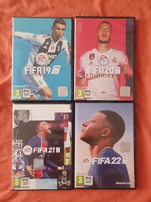 Lot 4 Jocuri FIFA PC (FIFA 19, 20, 21, 22) - De Colecție   Raft