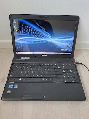 Laptop Toshiba : i3   4 gb ram   640 gb hard