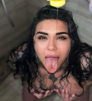 Bruneta cu forme 