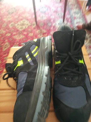 Vand pantofi de lucru