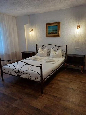 Închiriez apartament cu 2 camere 