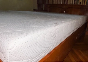 dormitor din lemn masiv, în stil clasic