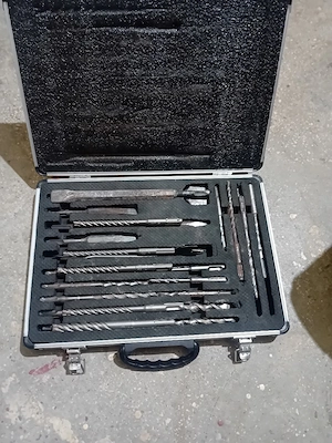 vand trusa second-hand 