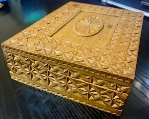 Casetă bijuterii vintage din lemn masiv sculptat manual   Moștenire de familie, detalii inedite