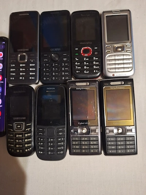 Vând Samsung GT S 5610 funcționează perfect arată bine preț 50 ron, și Nokia  105 dual sim 30 ron
