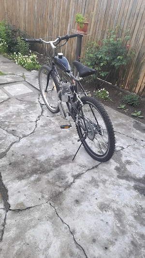 Vând bicicletă cu motor 80cc 2t 