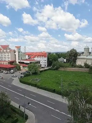 Închiriez apartament central 