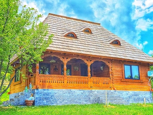 Vand casa traditionala la munte