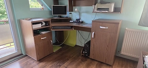 Mobilier birou cu rafturi suspendate