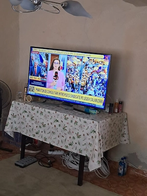 Vând casă bătrînească 