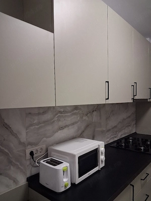 închiriez apartament o camera - imagine 2