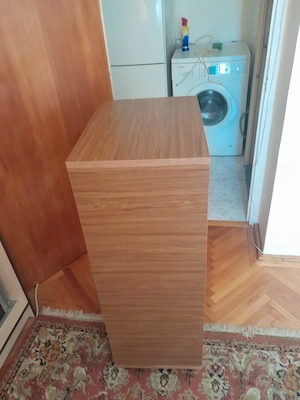 Noptiera maro cu rafturi