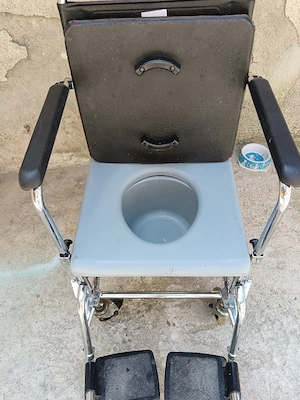 vând scaun wc pe rotile 