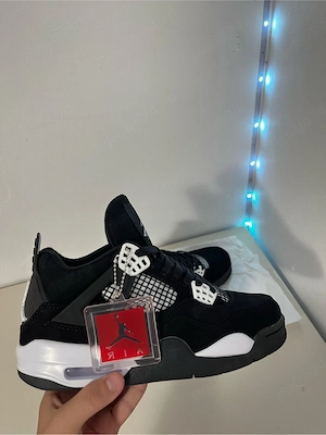 Jordan 4 Retro White Thunder Size 40