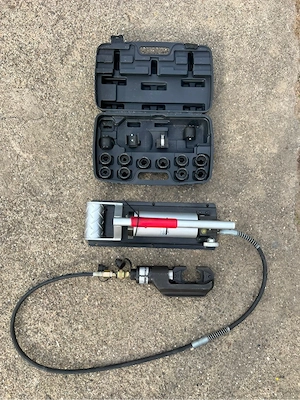 Set Hidraulic Sertizat Papuci Cablu 15T 700 Bar cu Pompă și Matrițe până la 630 mm 