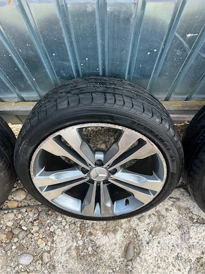 Set jante originale Mercedes-Benz 18” diamantate + anvelope 225/45 R18 M+S aproape noi. - imagine 2