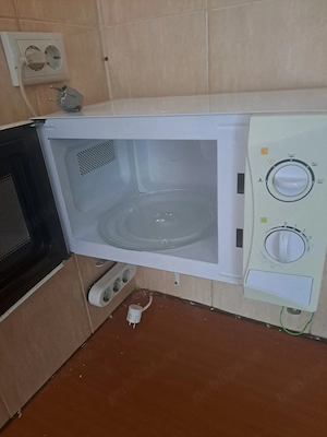 De vânzare cuptor cu microunde. 
