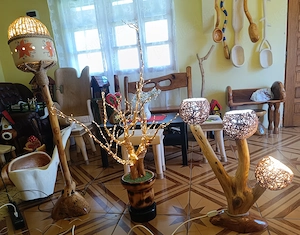 Veioze sculptate manual dintr-o singură bucată lemn masiv cireș.