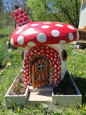 Căsuță de locuit un animal mic ,decor grădină.