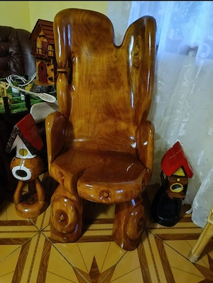 Scaun sculptat manual dintr-o singură bucată de cireș.