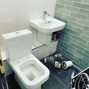Instalator non stop sanitare termice canalizare. Reparații și montaje baterii țevi calori