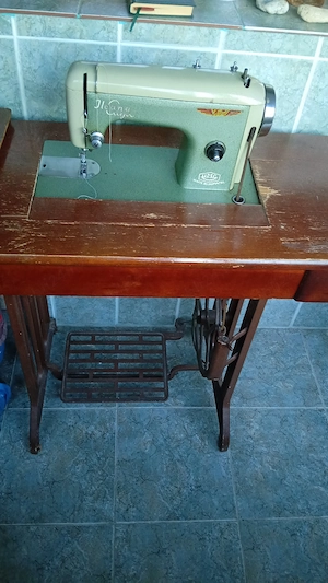 Vând mașină de cusut Ileana ,veche 1975 ,trebuie reglata ,nefolosita de mult timp !150 Ron!