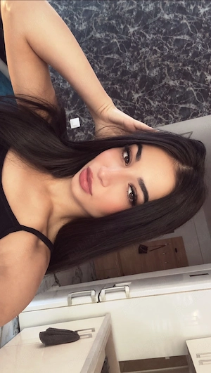 Mira bruneta, deplasări  și locație București, am și colega