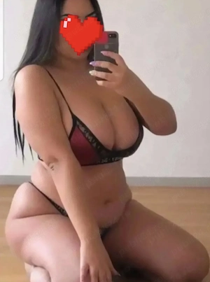 Bruneta cu forme ! Drumul taberei 