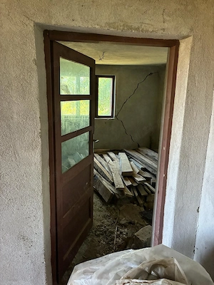 Casa batraneasca de vanzare si teren aferent