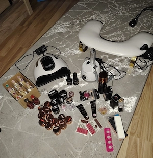 Vând produse pt unghii