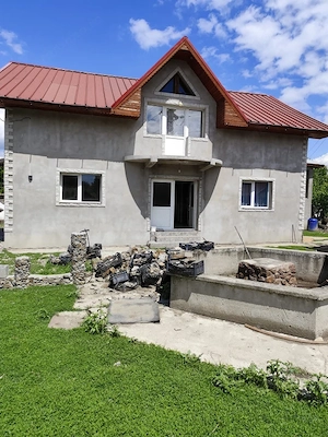 Casă spațioasă cu 800 mp teren, foișor și toate utilitățile în Balș