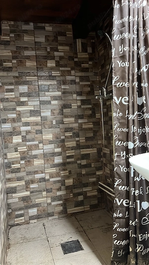 In centrul Aradului dau in chirie apartament cu o camera , baie , bucatarie,pret 180 +120  Garantie. - imagine 7