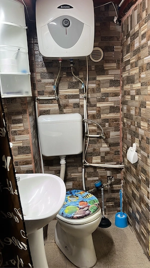 In centrul Aradului dau in chirie apartament cu o camera , baie , bucatarie,pret 180 +120  Garantie. - imagine 5