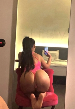 Bruneta noua aici 