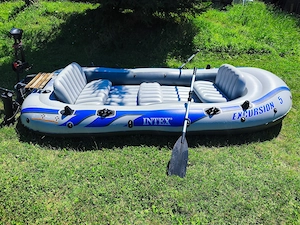 Barcă gonflabilă Intex Excursion 5 + motor electric Intex 40 lbs + pompa + vasle; pret 1.850 lei 