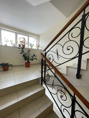 Persoana fizica, inchiriez apartament 2 cam, 54 mp, et 1 din 4, parcare, prima inchiriere
