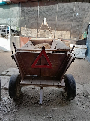 vând căruță în stare bună