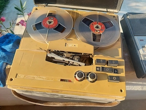 Vând radio,casetofon vechi